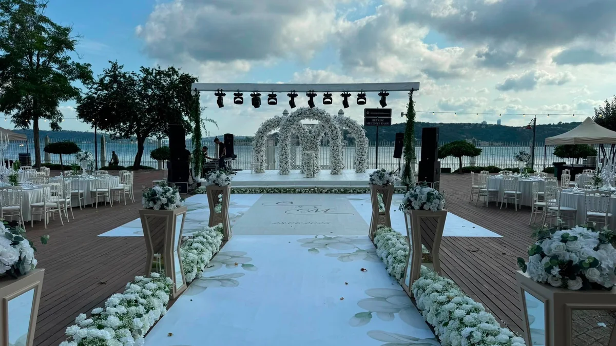 İstanbul düğün organizasyonu sahne ve nikah yolu kurulumu